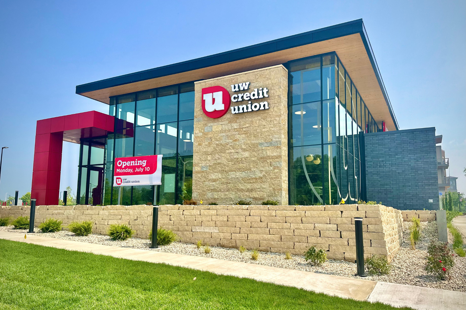 The exterior of UW Credit Union's Oak Creek branch.